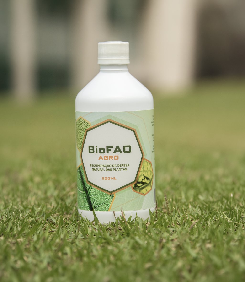 Frasco de 500 mL do BioFAO Agro sobre a grama